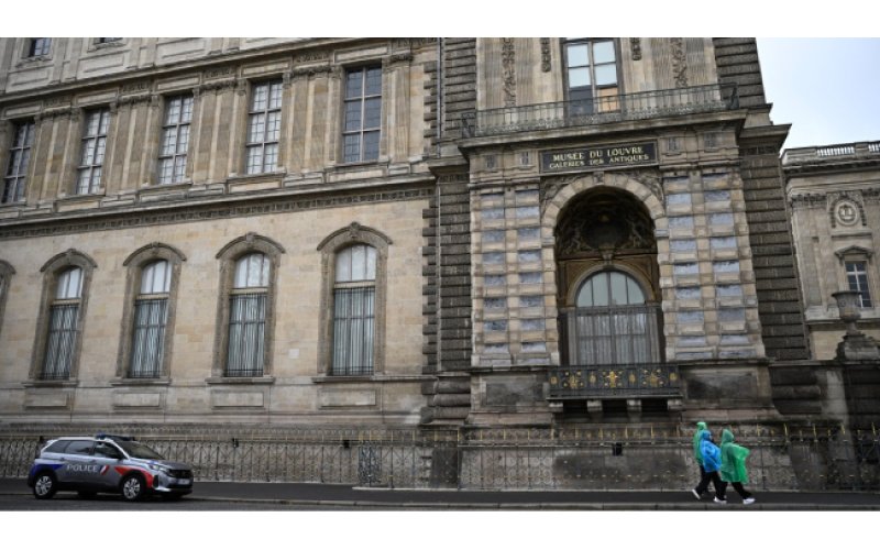 Louvre Reopens After Daring Jewellery Heist