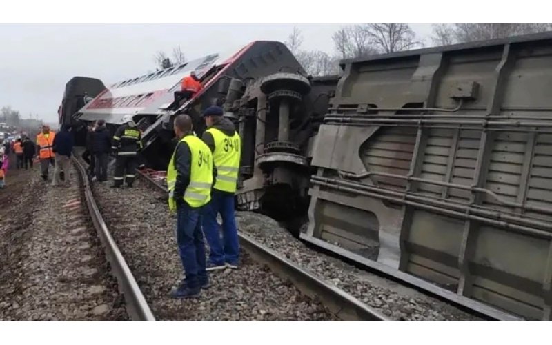 Train Derails Near Moscow, Dozens Injured as Investigation Begins