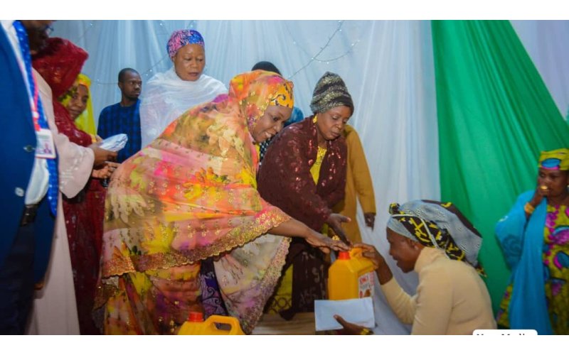 Christmas: Borno First Lady disburses N30m, distributes palliatives to 600 Christian widows, orphans