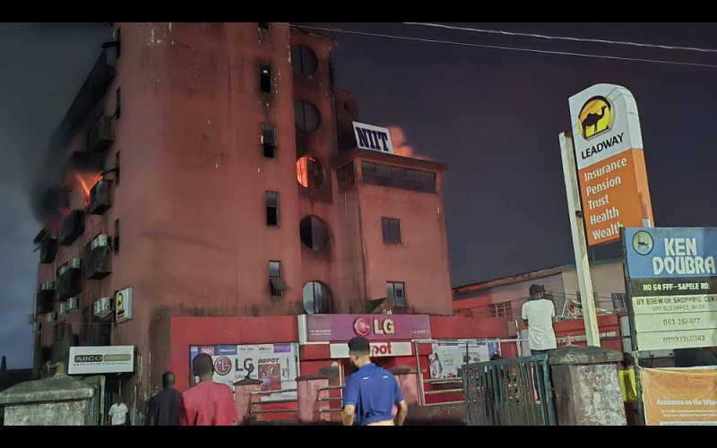 Breaking:   Fire Guts Former JFM Building in Effurun, Firefighters Struggle to Contain Blaze