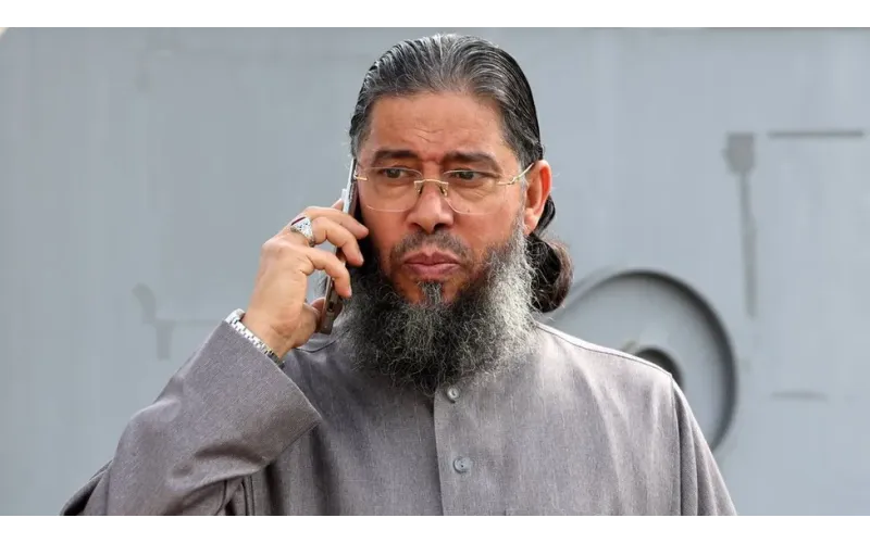 France expels 'radical' Tunisian imam Mahjoub Mahjoubi over flag comments