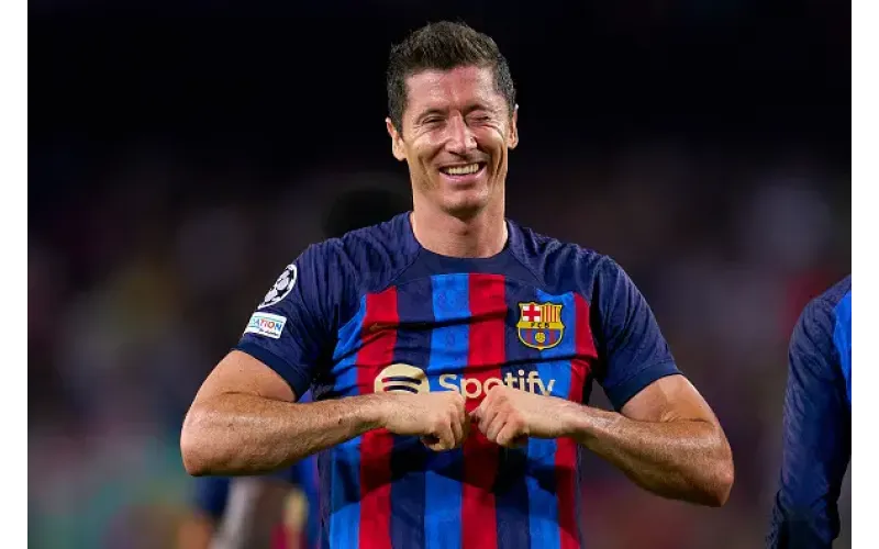 Lewandowski helping Barcelona cling on in title race
