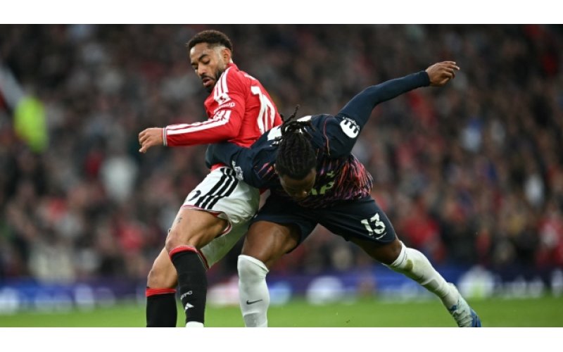 Solanke Rescues Late Point as 10-Man Spurs Stun Man United at Old Trafford