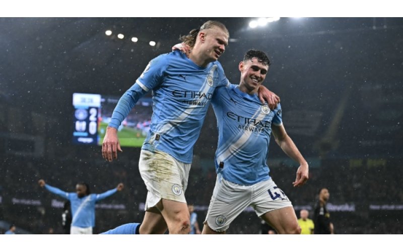 Manchester City Cruise Past Fulham to Keep Pressure on Arsenal