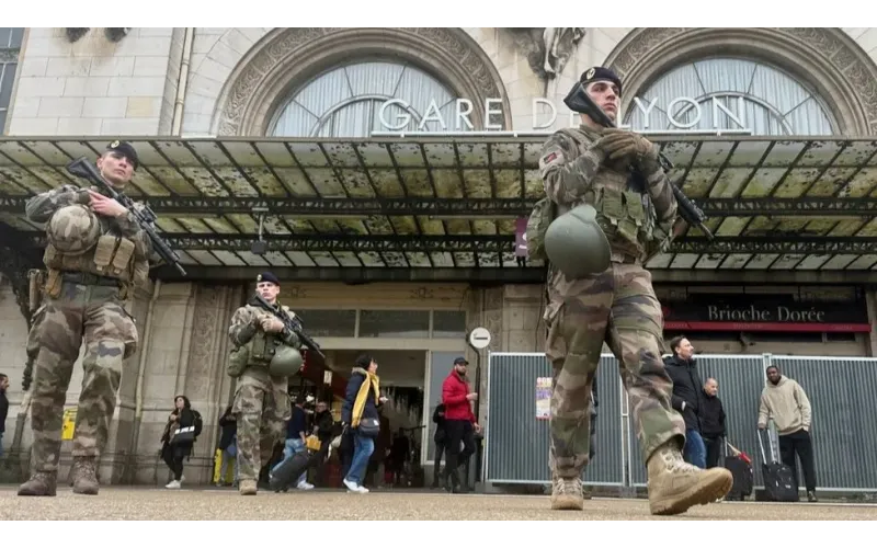 Paris knife attack: Three wounded at Gare de Lyon station