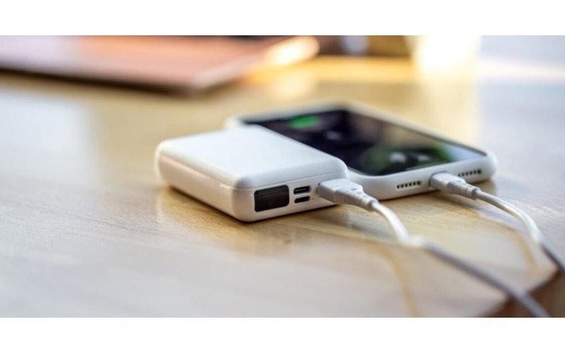 Airlines Tighten Rules on Power Banks Over Fire Risk