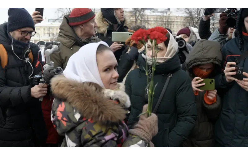 Send back our husbands -Russian women protest