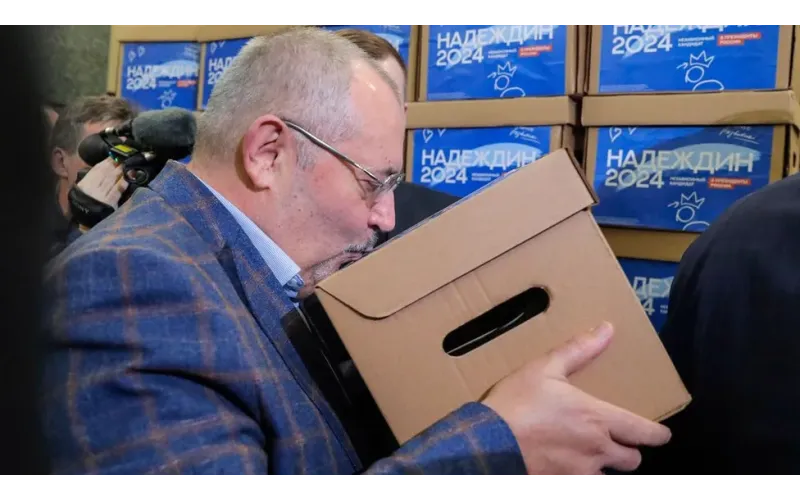 Boris Nadezhdin: Putin challenger submits bid to run for Russian president 