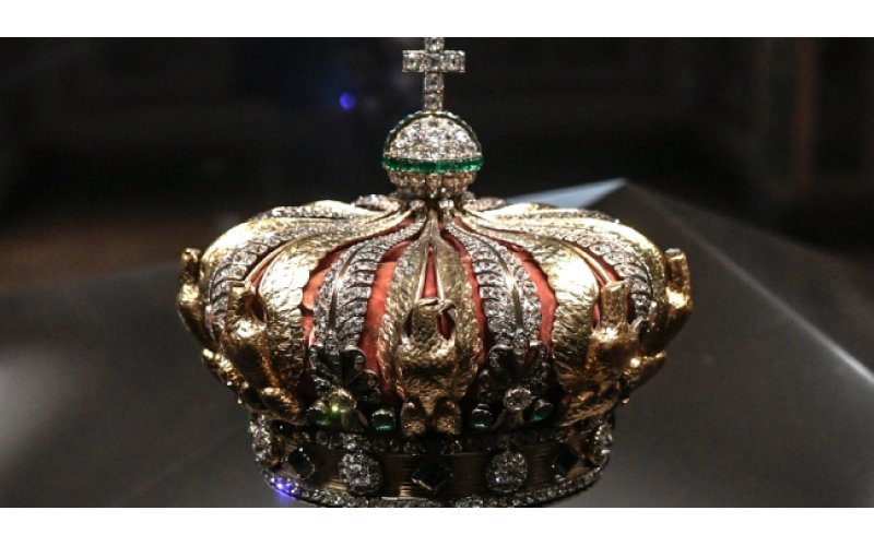 Thieves Steal ‘Priceless’ Crown Jewels in Daring Daylight Heist at the Louvre