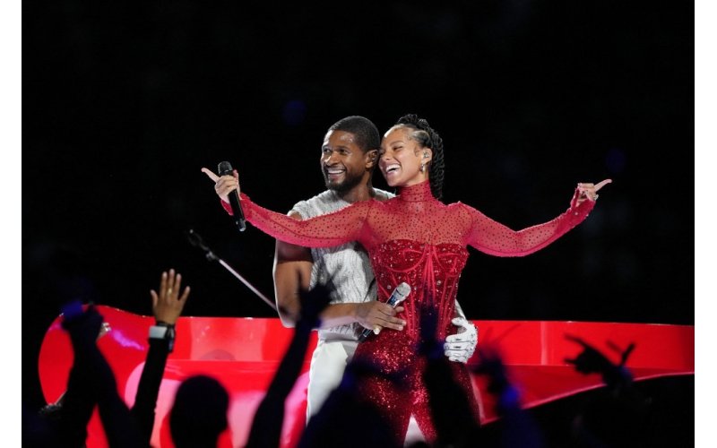 Swizz Beatz reacts to usher and wife Alicia Keys’ steamy PDA at Super Bowl 2024